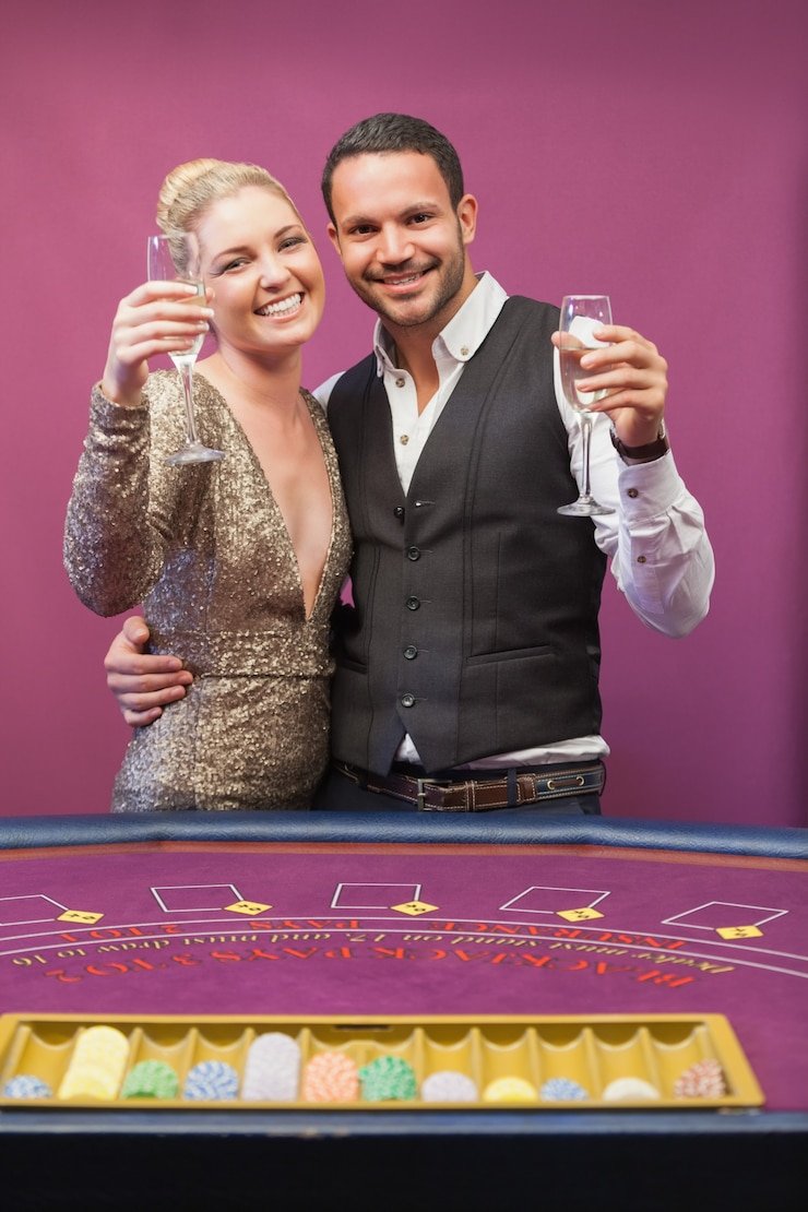 Seorang dealer live casino profesional sedang memimpin permainan blackjack secara langsung